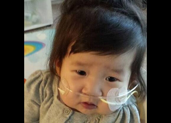 La petite Oliva Kang, en attente d'une transplantation pulmonaire et cardiaque. Le 14 janvier 2015 sur Facebook
