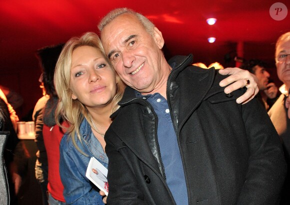Michel Fugain pose avec son épouse Sanda dans les coulisses de La Cigale à Paris le 15 novembre 2012.