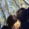 Marine Lorphelin et Zack Dugnon échangent un tendre baiser. Octobre 2014.