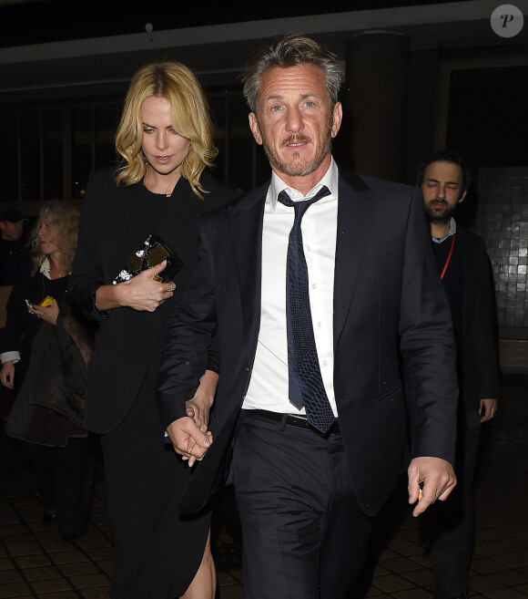 Sean Penn et sa fiancée Charlize Theron à Londres le 16 février 2015.