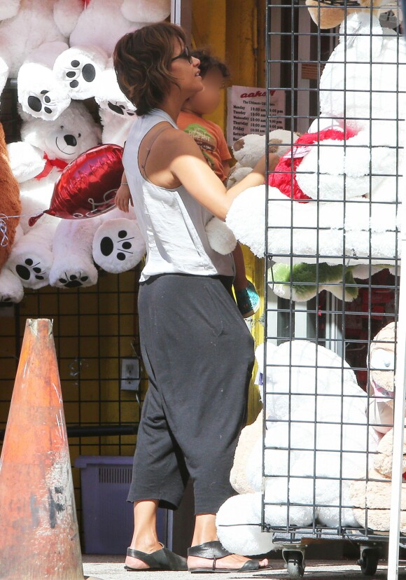 Exclusif - Halle Berry fait du shopping avec son fils Maceo le jour de la Saint-Valentin à Hollywood, le 14 février 2015.