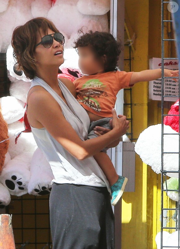 Exclusif - Halle Berry fait du shopping avec son fils Maceo le jour de la Saint-Valentin à Hollywood, le 14 février 2015.