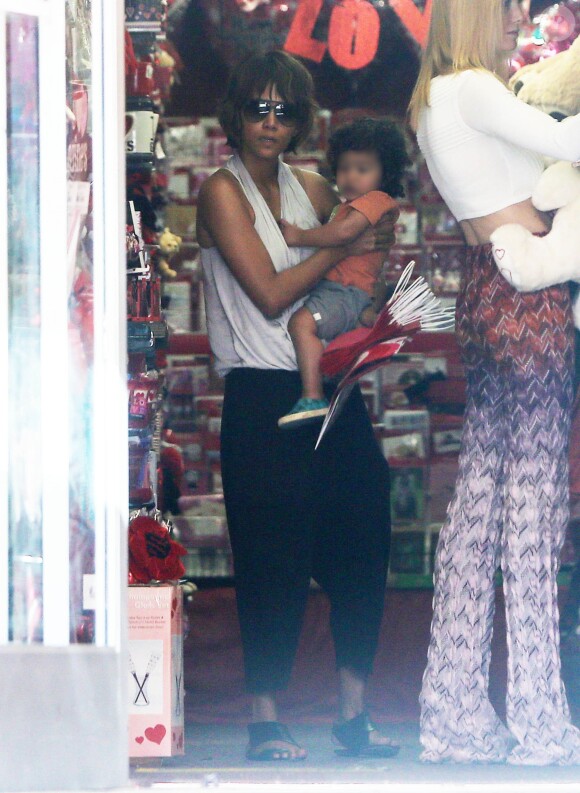 Exclusif - Halle Berry fait du shopping avec son fils Maceo le jour de la Saint-Valentin à Hollywood, le 14 février 2015.
