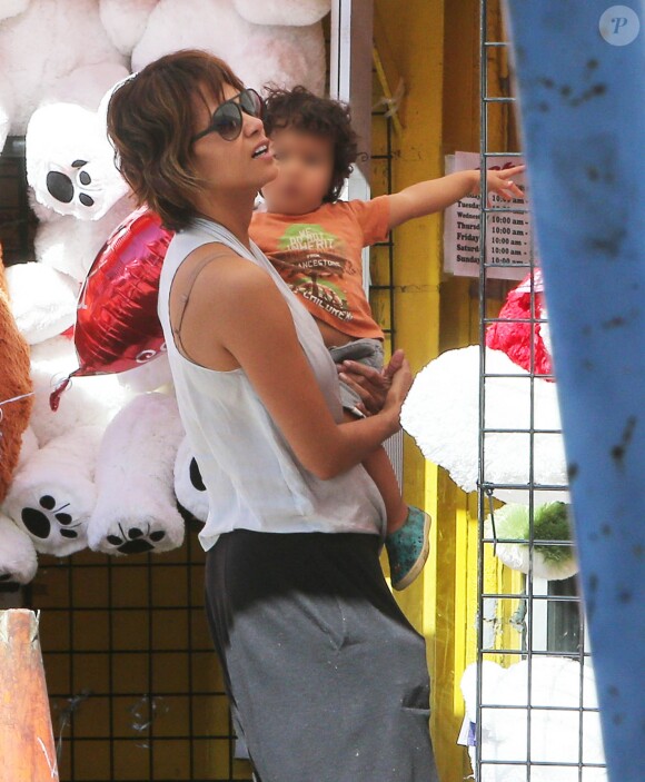 Exclusif - Halle Berry fait du shopping avec son fils Maceo le jour de la Saint-Valentin à Hollywood, le 14 février 2015.