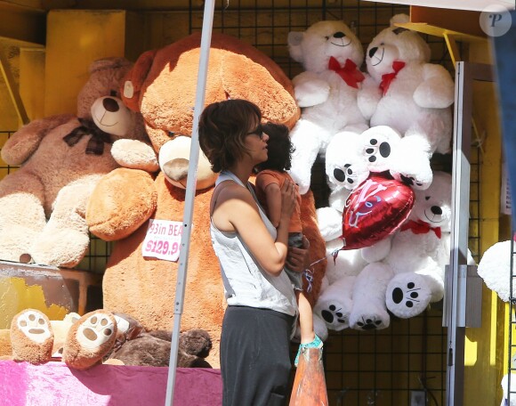 Exclusif - Halle Berry fait du shopping avec son fils Maceo le jour de la Saint-Valentin à Hollywood, le 14 février 2015.