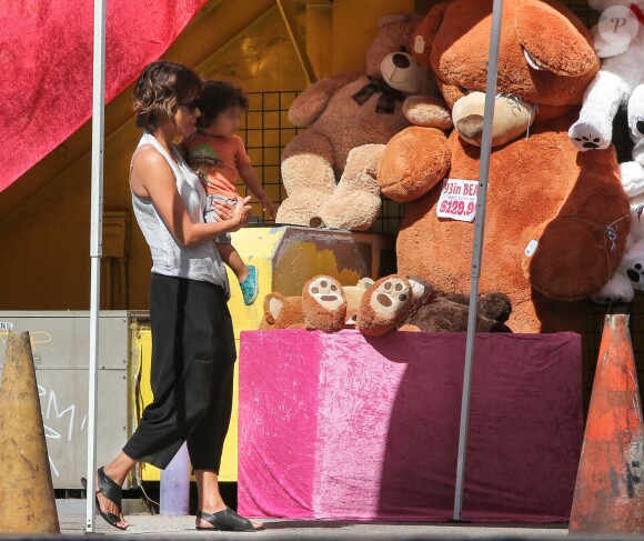 Exclusif - Halle Berry fait du shopping avec son fils Maceo le jour de la Saint-Valentin à Hollywood, le 14 février 2015.