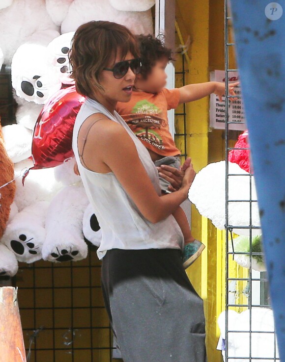 Exclusif - Halle Berry fait du shopping avec son fils Maceo le jour de la Saint-Valentin à Hollywood, le 14 février 2015.