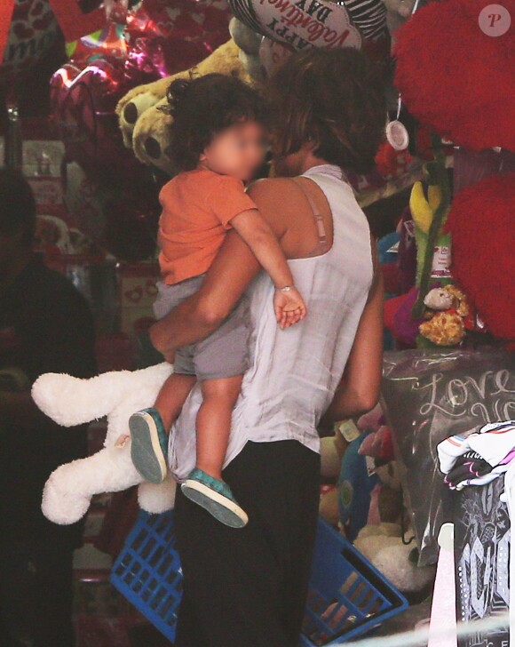 Exclusif - Halle Berry fait du shopping avec son fils Maceo le jour de la Saint-Valentin à Hollywood, le 14 février 2015.
