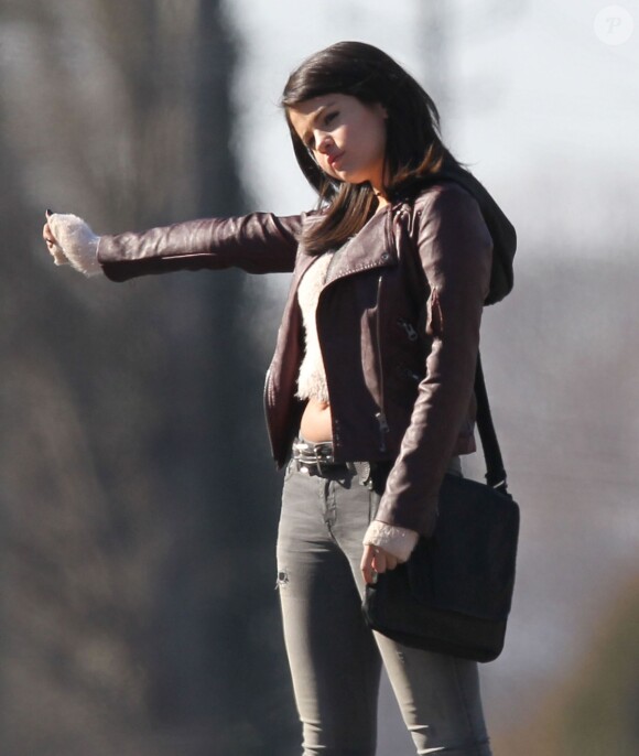 Selena Gomez fait de l'autostop sur le tournage du film "The Revised Fundamentals of Caregiving" à Atlanta. le 28 janvier 2015