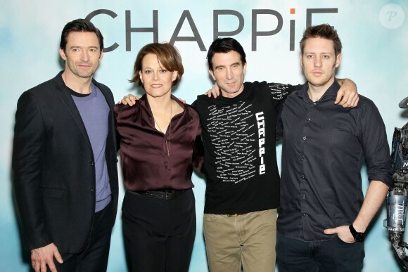 Hugh Jackman, Sigourney Weaver, Sharlto Copley et Neill Blomkamp lors du photocall de 'Chappie' à New York le 10 février 2015.