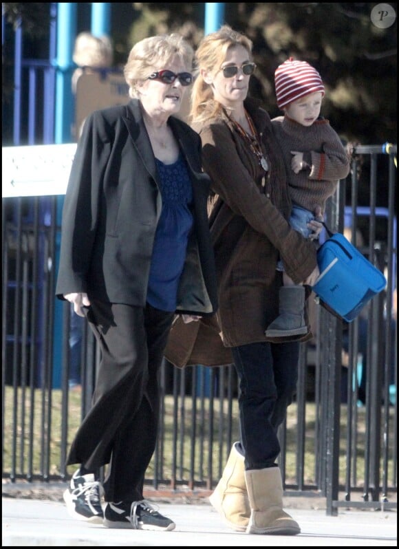 EXCLUSIF - JULIA ROBERTS VA CHERCHER SES ENFANTS A L'ECOLE AVEC SA MERE BETTY LOU  4353345 EXCLUSIVE... Julia Roberts took a trip to her children's school to pick them up on January 12, 2010. Betty Lou her mother accompanied Julia as she toted little Henry Daniel Moder to the car. The mother of three then waited for the twins to get out of school before heading on their way. enceinte12/01/2010 - Los Angeles