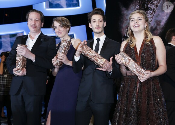 Reda Kateb (César du Meilleur Second Rôle pour Hippocrate), Adèle Haenel (César de la meilleur actrice pour Les Combattants), Pierre Niney en Dior, montre Montblanc et chaussures Louboutin (César du meilleur acteur dans Yves Saint Laurent), Louane Emera (César du meilleur espoir féminin) - 40e cérémonie des César au théâtre du Châtelet à Paris, le 20 février 2015.