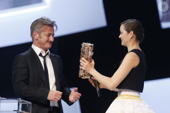 Marion Cotillard et Sean Penn (césar d'honneur) - 40e cérémonie des César au théâtre du Châtelet à Paris, le 20 février 2015.