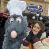 La jolie Martina Stoessel pose avec Ratatouille - La troupe de Violetta visite le parc d'attraction Disneyland Paris à Marne-la-Vallée le 17 février 2015.