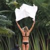 Stella Maxwell dévoile son magnifique corps pour Victoria's Secret lors d'un shooting à Miami le 21 février 2015