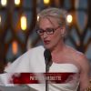 Oscars 2015 : Patricia Arquette reçoit le prix du meilleur second rôle pour Boyhood. Son prix lui est remis par le chevelu Jared Leto