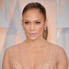 Jennifer Lopez dans une robe Elie Saab arrivant aux Oscars 2015 le 22 février à Los Angeles