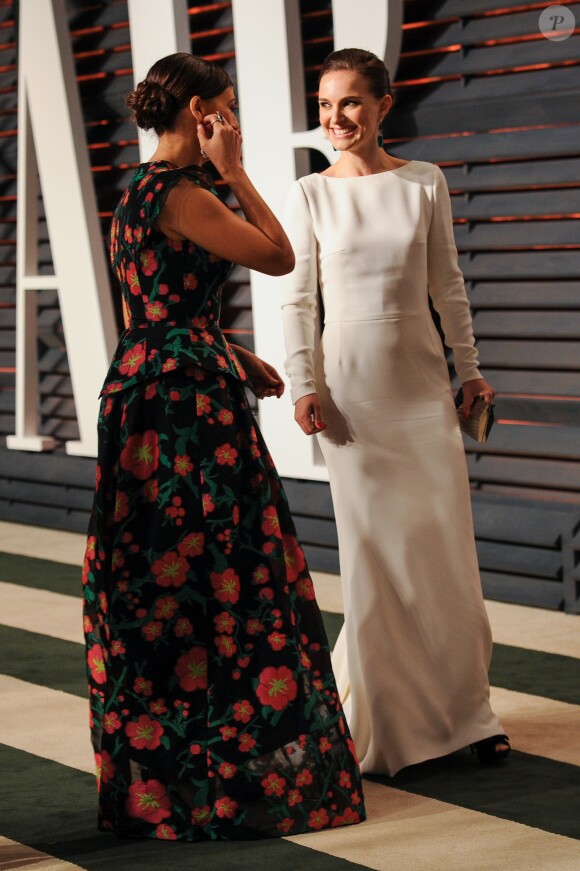 Rashida Jones et Natalie Portman assistent à la soirée post-Oscars organisée par le magazine Vanity Fair au Wallis Annenberg Center. Beverly Hills, Los Angeles, le 22 février 2015.