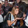 Camille Cerf, Miss France 2015, pose avec la vache Filouse, au Salon de l'Agriculture à Paris, le mardi 24 février 2015.