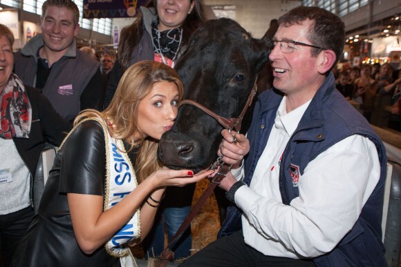 Camille Cerf, Miss France 2015, pose avec la vache Filouse, au Salon de l'Agriculture à Paris, le mardi 24 février 2015.