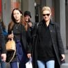 Michelle Hunziker, enceinte, et sa fille aînée, Aurora Ramazzotti, font du shopping dans le centre de Milan le 23 février 2015.