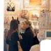 Michelle Hunziker, enceinte, et sa fille aînée, Aurora Ramazzotti, font du shopping dans le centre de Milan le 23 février 2015.