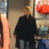 Michelle Hunziker, enceinte, et sa fille aînée, Aurora Ramazzotti, font du shopping dans le centre de Milan le 23 février 2015.