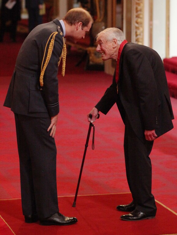 Le prince William décorant Sir Adrian Cadbury à Buckingham Palace le 24 février 2015