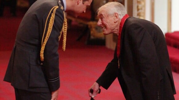 Prince William : Distribution de fleurs avant son grand voyage...