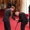 Le prince William décorait Sir Adrian Cadbury à Buckingham Palace le 24 février 2015