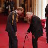 Le prince William a décoré Sir Adrian Cadbury à Buckingham Palace le 24 février 2015