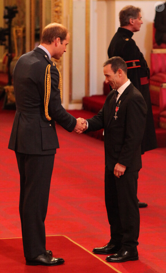 Le prince William décorant Raymond Coe à Buckingham Palace le 24 février 2015