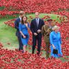 Kate Middleton, le prince William et le prince Harry découvrant le 5 août 2014 l'installation Blood Swept Lands and Seas of Red de Paul Cummins à la Tour de Londres pour le centenaire de la Première Guerre mondiale.