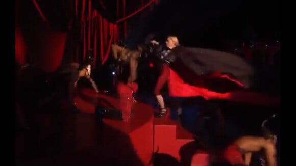 Madonna : Une chute terrible aux Brit Awards 2015 !