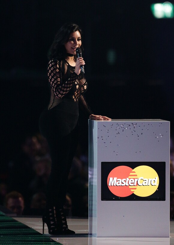 Kim Kardashian sur la scène de l'O2 Arena lors des Brit Awards 2015. Londres, le 25 février 2015.