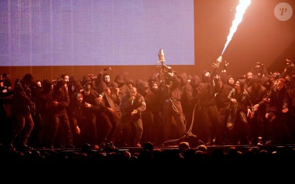 Kanye West, Theophilus London et Allan Kingdom interprètent "All Day" lors des Brit Awards 2015 à l'O2 Arena. Londres, le 25 février 2015.