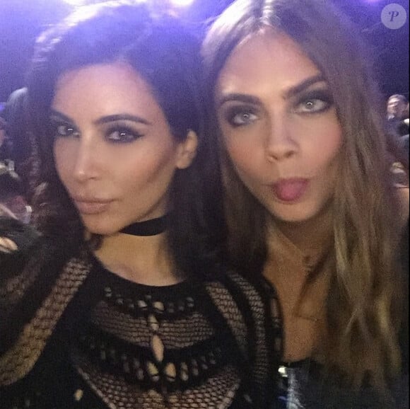 Kim Kardashian et Cara Delevingne lors des Brit Awards 2015 à l'O2 Arena. Londres, le 25 février 2015.