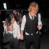 Ed Sheeran et sa compagne Athina Andrelos, des verres plein les mains, arrivent à l'after-party des Brit Awards organisé par Warner Music, à Londres le 25 février 2015.