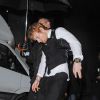 Ed Sheeran, ivre, se fait aider par un garde du corps pour rejoindre son taxi en quittant l'after-party des Brit Awards organisé par Warner Music, à Londres le 25 février 2015.