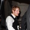 Ed Sheeran, ivre, se fait aider par un garde du corps pour rejoindre son taxi en quittant l'after-party des Brit Awards organisé par Warner Music, à Londres le 25 février 2015.