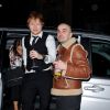 Ed Sheeran et sa compagne Athina Andrelos, des verres plein les mains, arrivent à l'after-party des Brit Awards organisé par Warner Music, à Londres le 25 février 2015.
