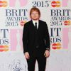 Ed Sheeran sur le tapis rouge des Brit Awards organisé par Warner Music, à Londres le 25 février 2015.