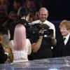 Ed Sheeran sur la scène des Brit Awards organisé par Warner Music, à Londres le 25 février 2015.
