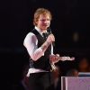 Ed Sheeran sur la scène des Brit Awards organisé par Warner Music, à Londres le 25 février 2015.