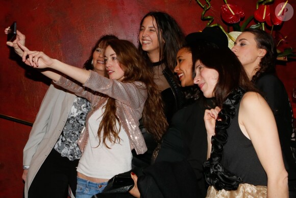 Instant selfie pour Juliette Besson et l'équipe du film "Que justice soit nôtre" - Soirée de lancement officielle du magazine Aestus "Fleurs de Rébellion" au Buddha-Bar à Paris, le 24 février 2015.