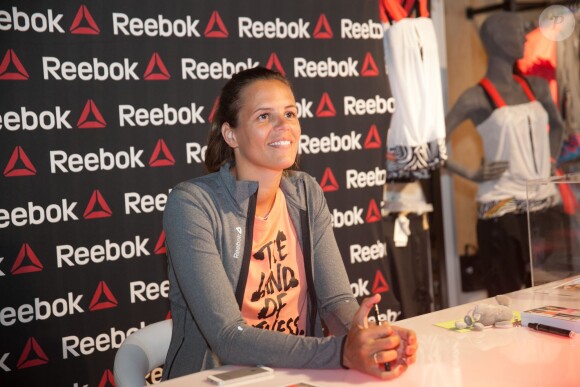 Laure Manaudou en séance de dédicaces pour Reebok chez Intersport à Paris. Le 23 avril 2014.