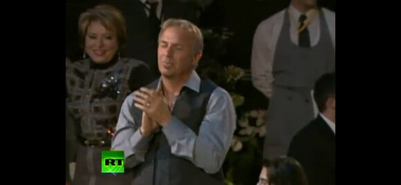 Kevin Costner lors de la performance de Vladimir Poutine durant un gala de bienfaisance à Saint-Petersbourg