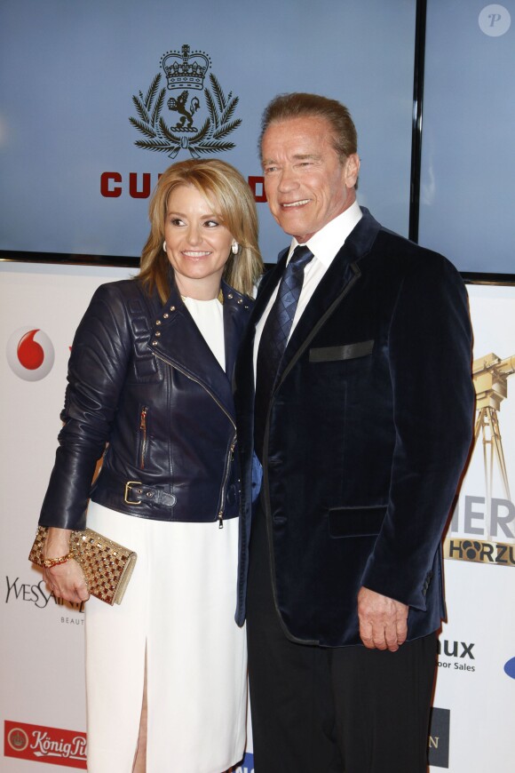 Heather Milligan et Arnold Schwarzenegger assistent à la 50e édition de la Goldene Kamera. Hambourg, le 27 février 2015.