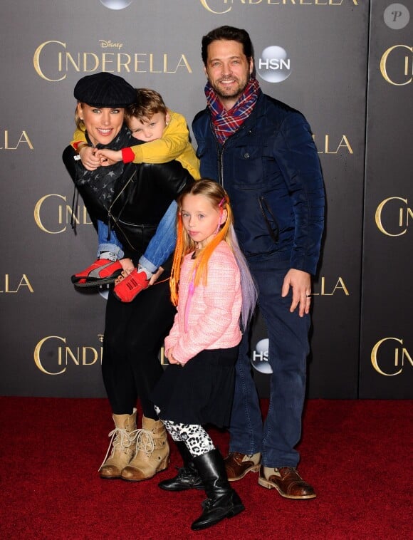 Jason Priestley en famille lors de l'avant-première du film Cendrillon à Los Angeles le 1er mars 2015