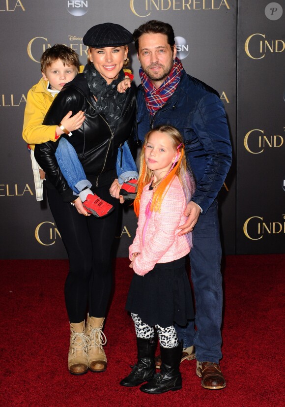 Jason Priestley avec sa femme Naomi et leurs enfants Ava et Dashiell lors de l'avant-première du film Cendrillon à Los Angeles le 1er mars 2015